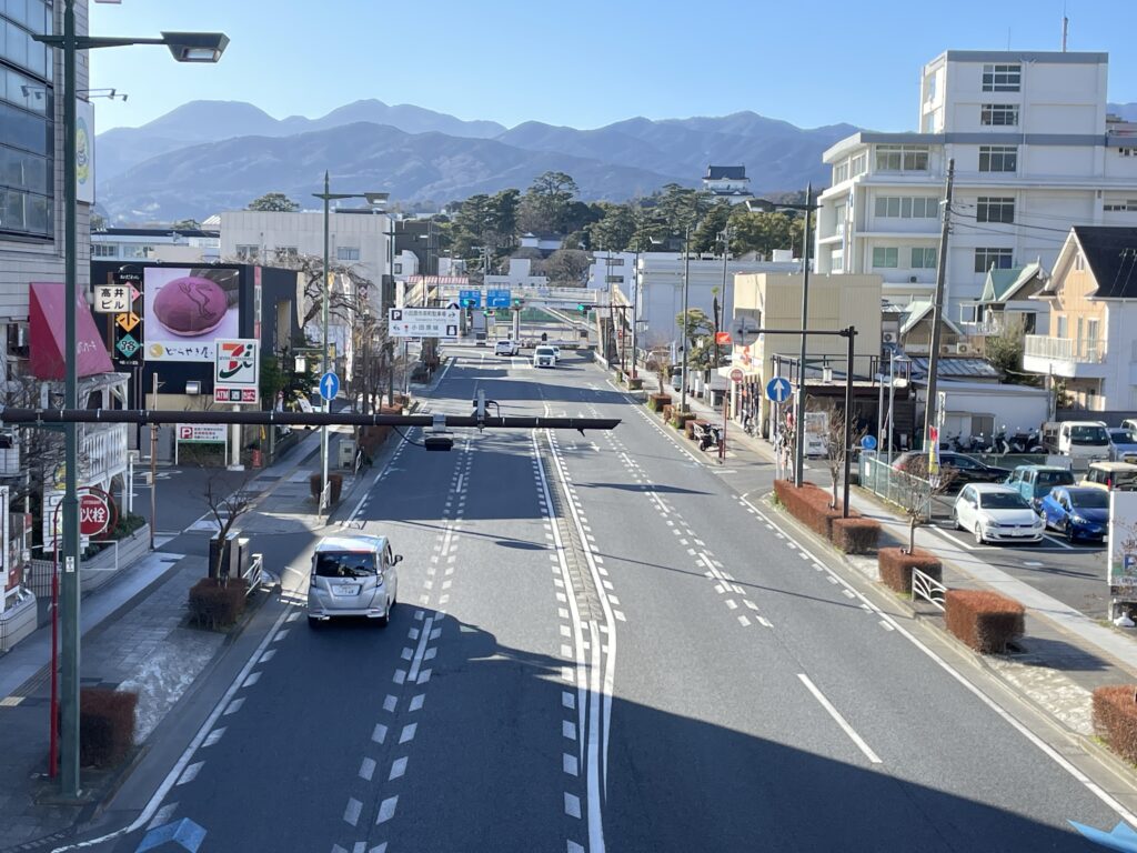 国道1号線から見える箱根の山並み