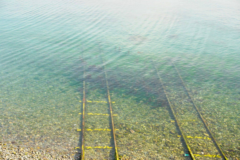 海へ続く線路