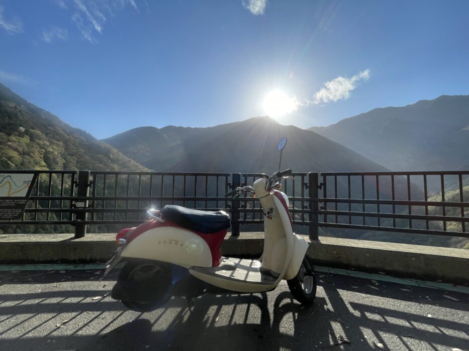 原付バイクと山