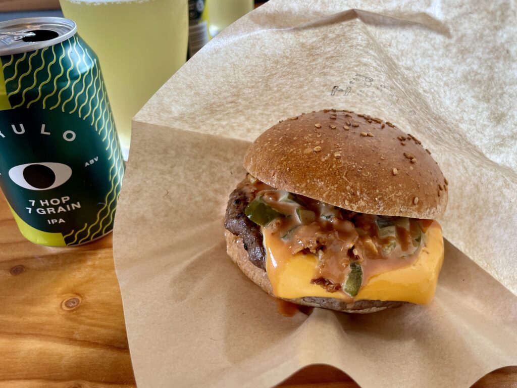 ハンバーガーとノンアルコールクラフトビール