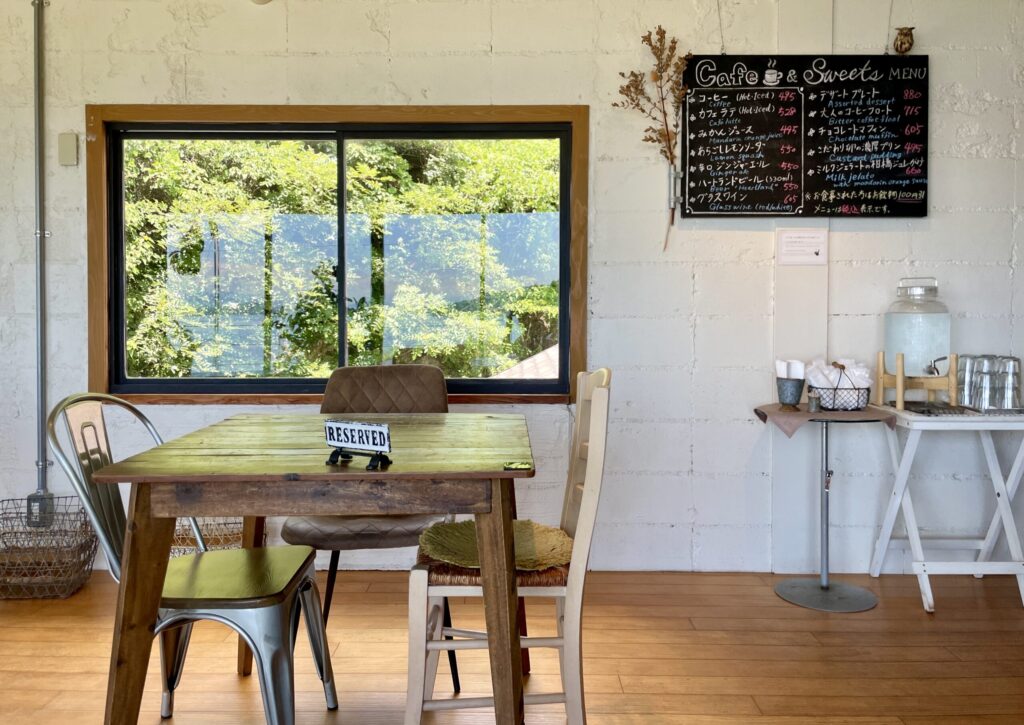 歩歩海の店内（山側）