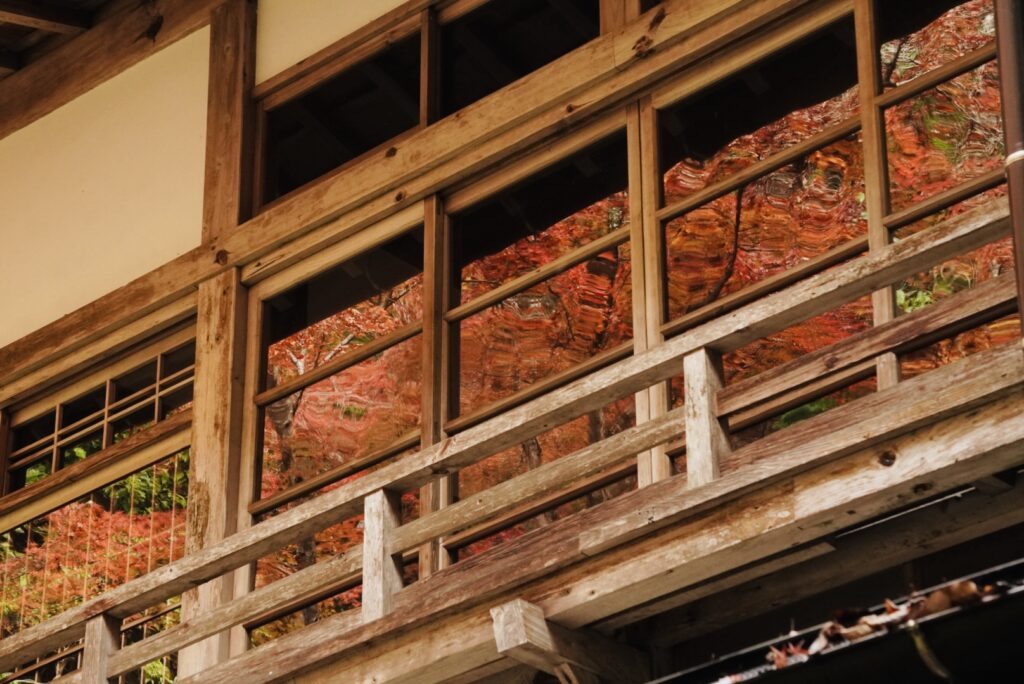 三滝寺の本坊の窓2