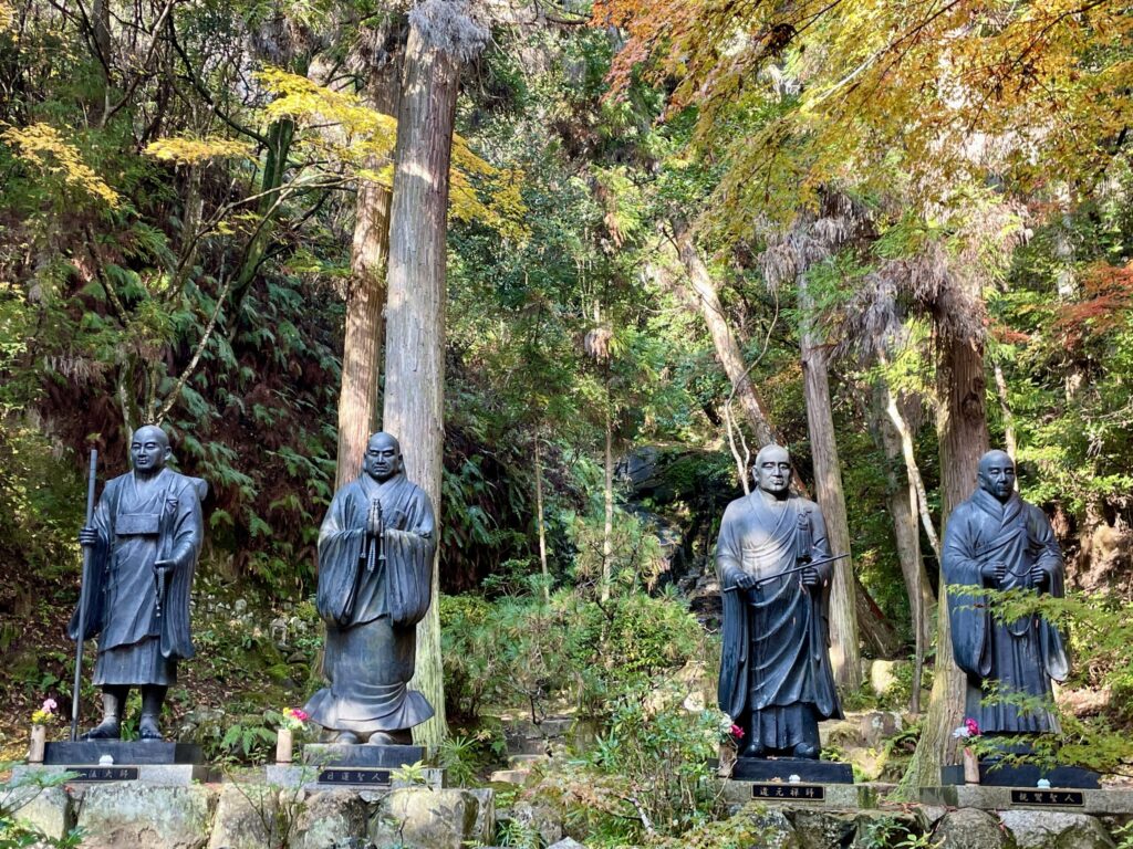 弘法大師達の銅像