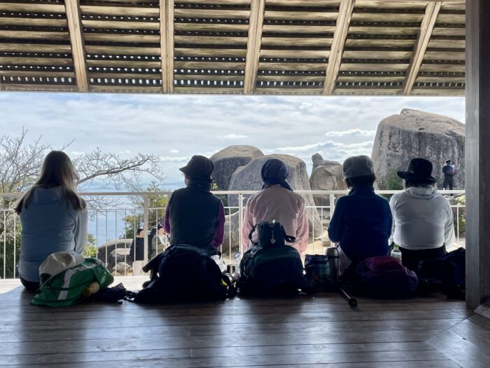 回廊に座りランチ