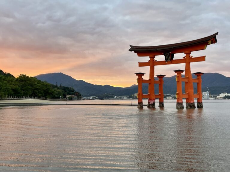 海に浮かぶ鳥居
