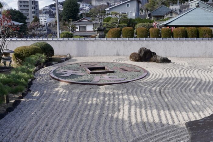 聖光寺の銭形オブジェ