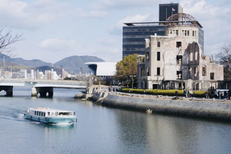 原爆ドーム　元安橋からの眺め　元安川