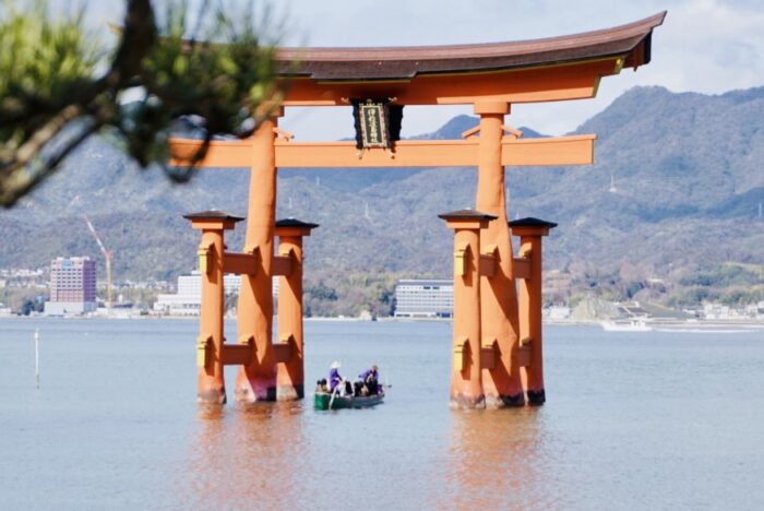 宮島 厳島神社の鳥居 満潮時だけの運航