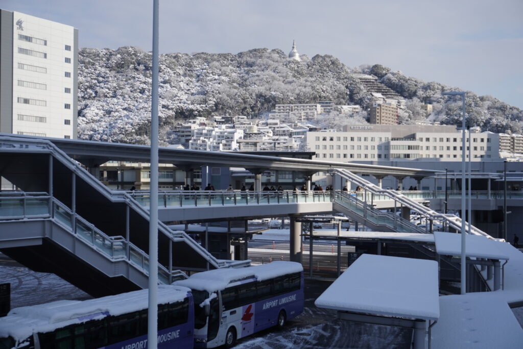 広島駅 新幹線口 高速バスのりば 雪景色