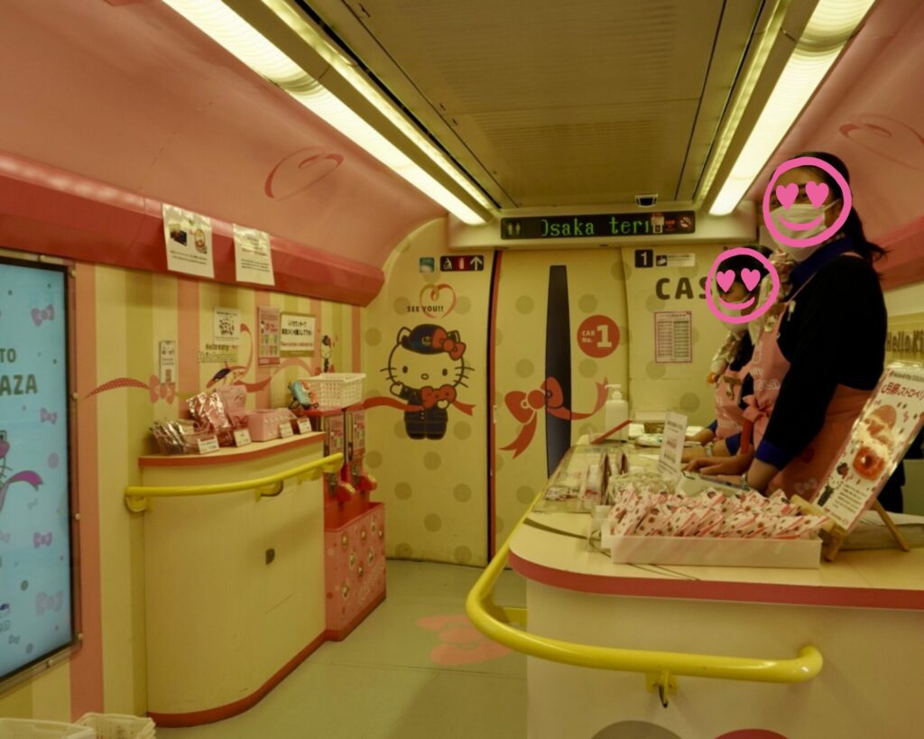 ハローキティ新幹線　1号車　HELLO !PLAZA グッズ販売　展示コーナー　フォトスポット