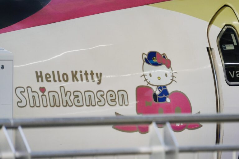 ハローキティ新幹線　500系　先頭車両