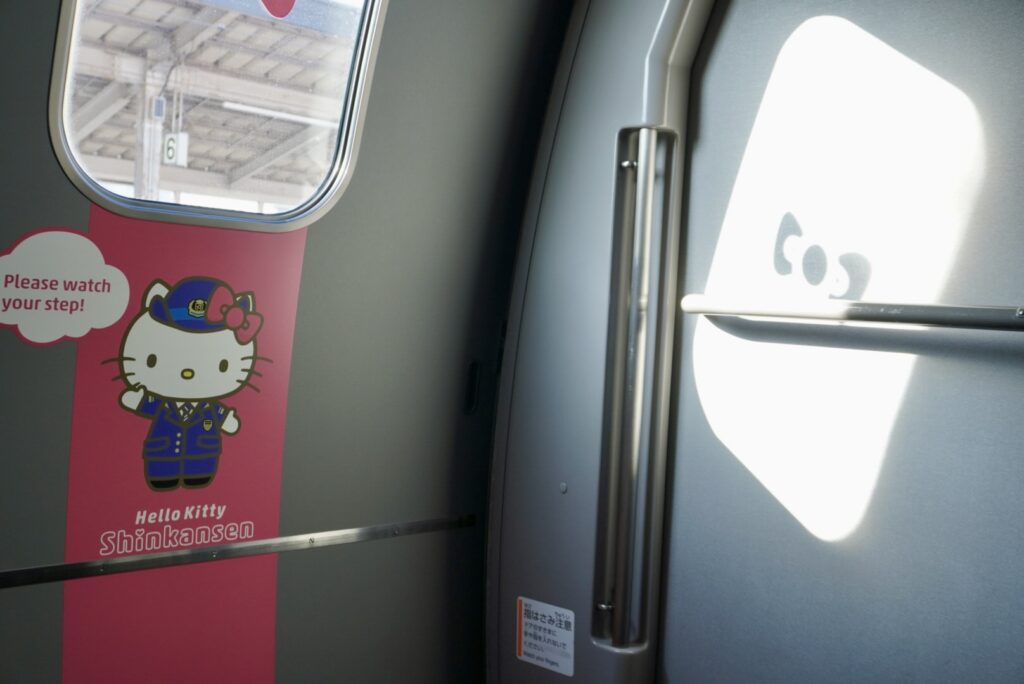 ハローキティ新幹線　車内　自動扉　キティちゃんの装飾