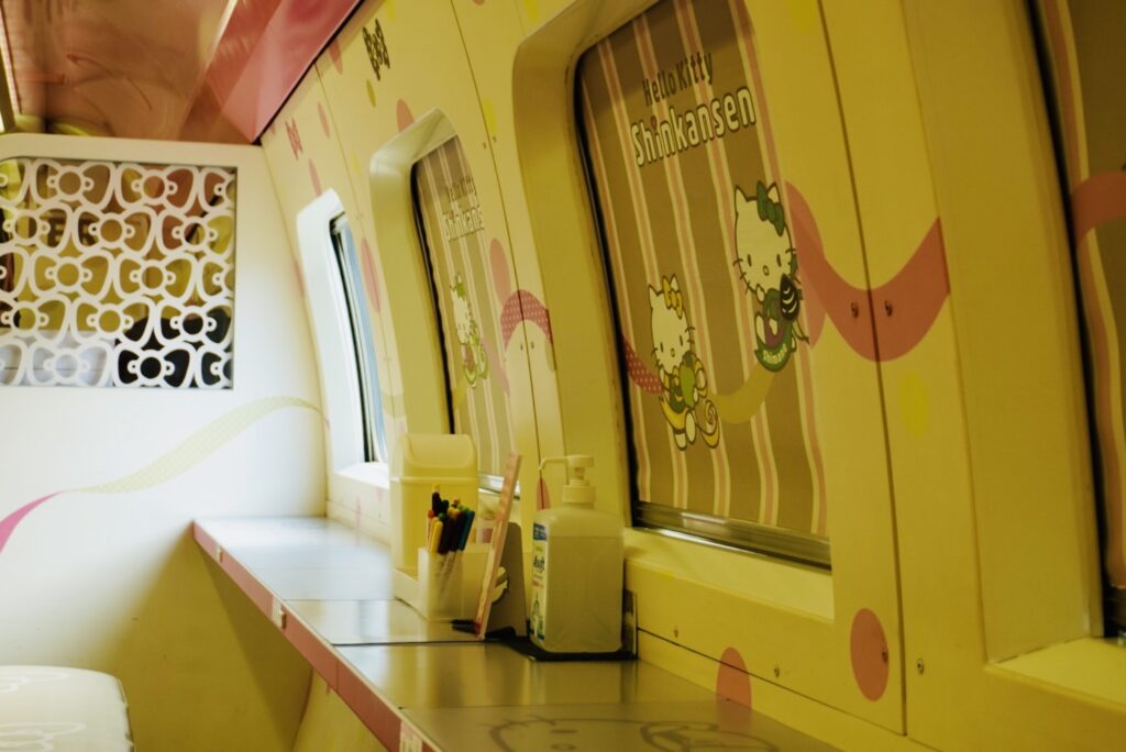 ハローキティ新幹線　1号車　HELLO !PLAZA グッズ販売　展示コーナー　フォトスポット
