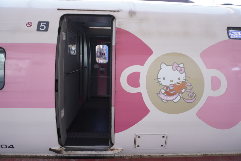 ハローキティ新幹線　乗車口　500系　