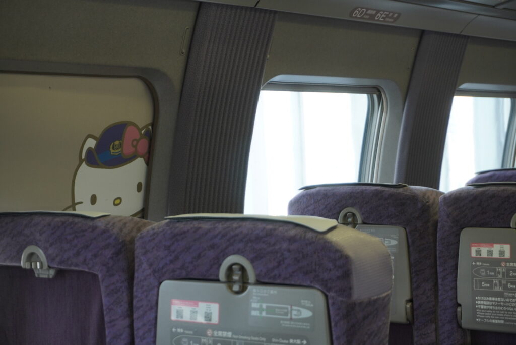 ハローキティ新幹線　車内　日除シェード　キティちゃんの装飾