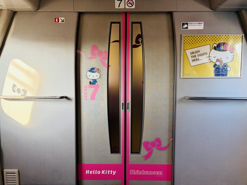 ハローキティ新幹線　車内　自動扉　キティちゃんの装飾