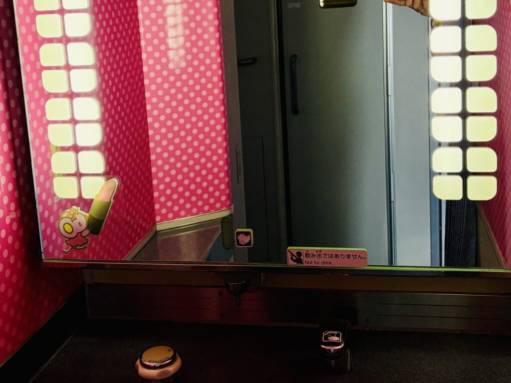 ハローキティ新幹線　車内　洗面台　ミラー　キティちゃんの装飾