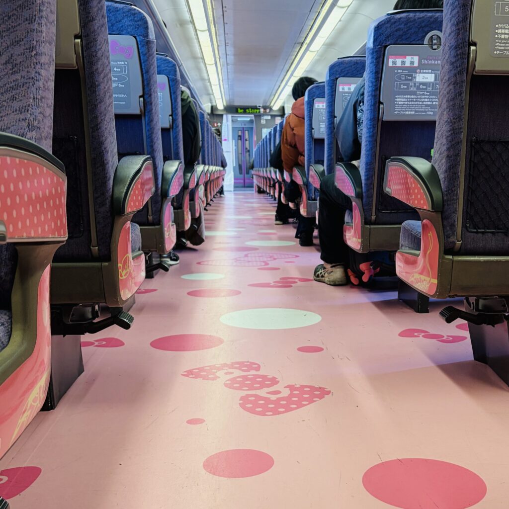 ハローキティ新幹線　車内　2号車　キティちゃんの装飾　KAWAII!ROOM