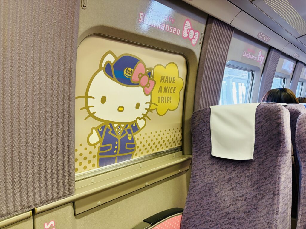 ハローキティ新幹線　車内　2号車　KAWAII!ROOM　座席　キティちゃんの装飾