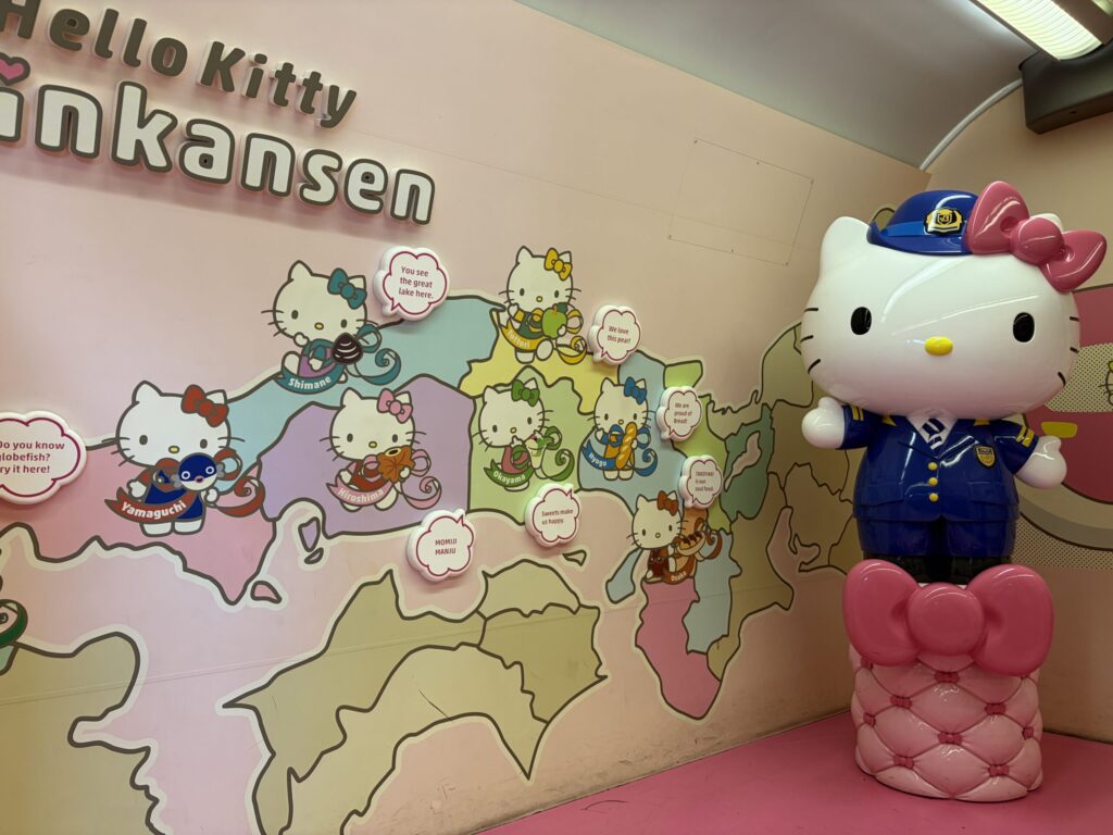 ハローキティ新幹線　500系　ラッピング　2号車　フォトスポット