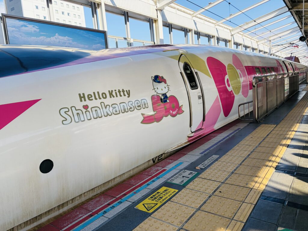 ハローキティ新幹線　500系　車両　制服姿キティ