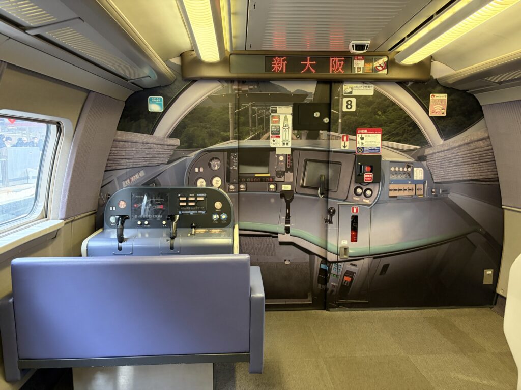 ハローキティ新幹線　子供用運転台　8号車　車内